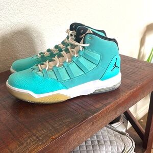 Only worn a couple times. Excellence condition